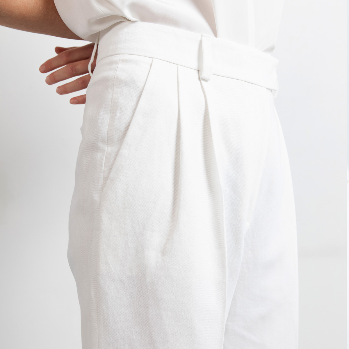 Swipe-detail-front-white