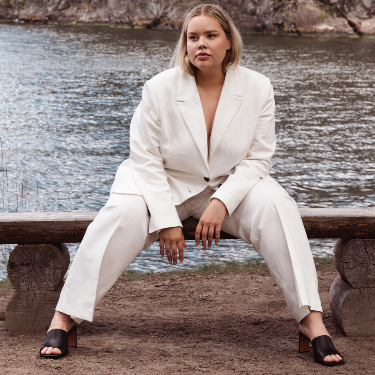 Wide-leg-trousers-white-with-blazer