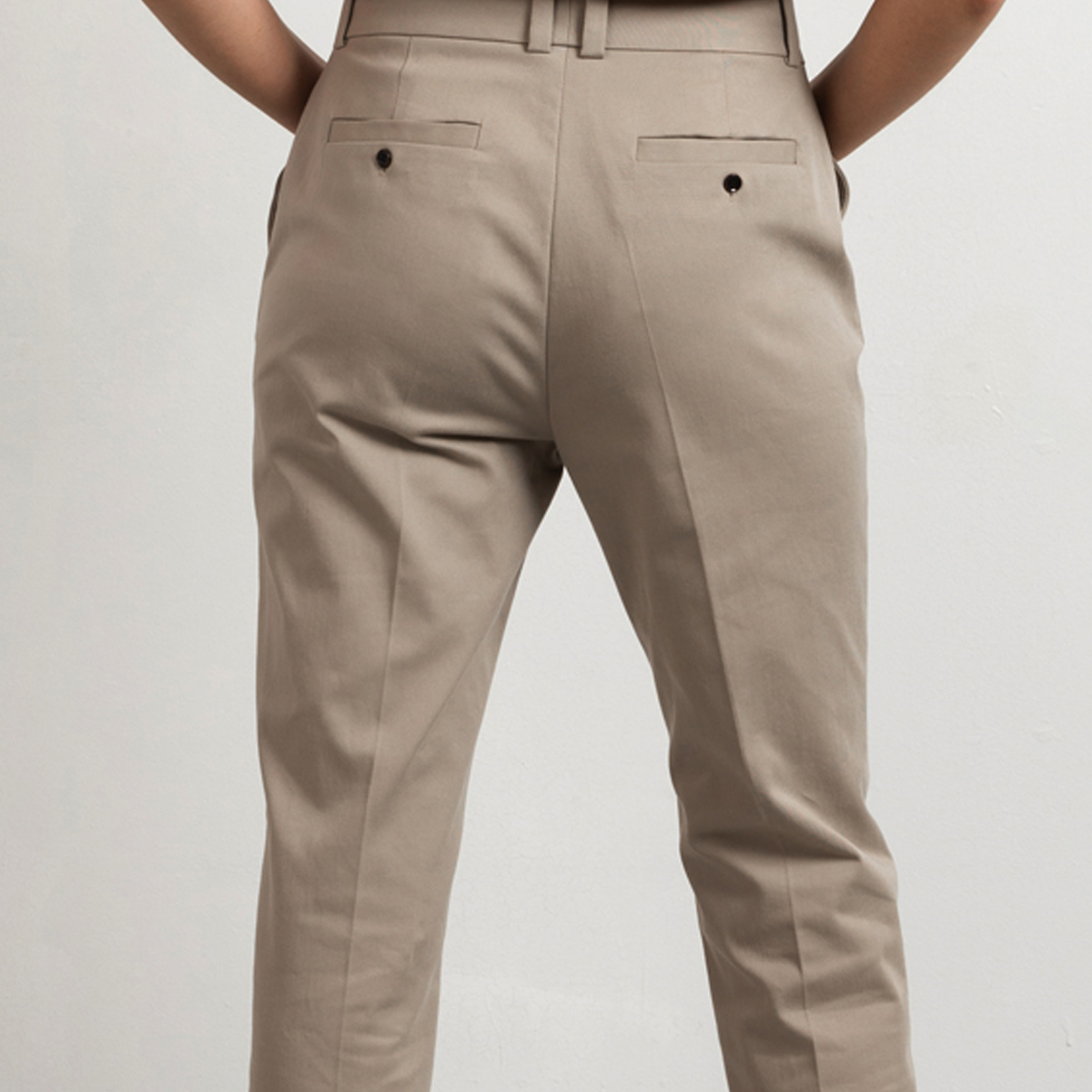 Pleated-tapered-tr-long-back-detail
