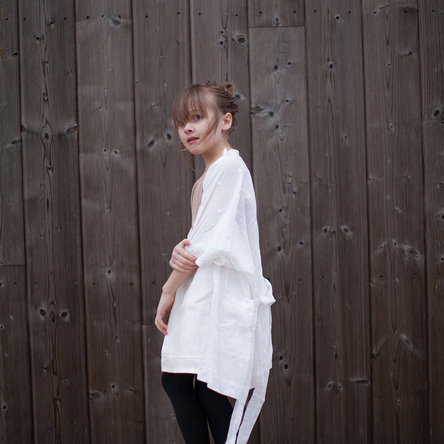 En flicka med en vit Kimono från RAORI