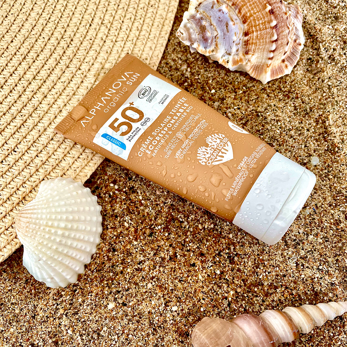 creme_solaire_teinte_doree_nude_bio_spf50_ambiance_plage-1
