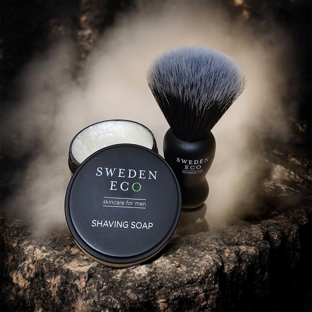 Rakset från Sweden Eco hos Green Little Heart. På bilden en burk med Shaving Soap och en rakborste.