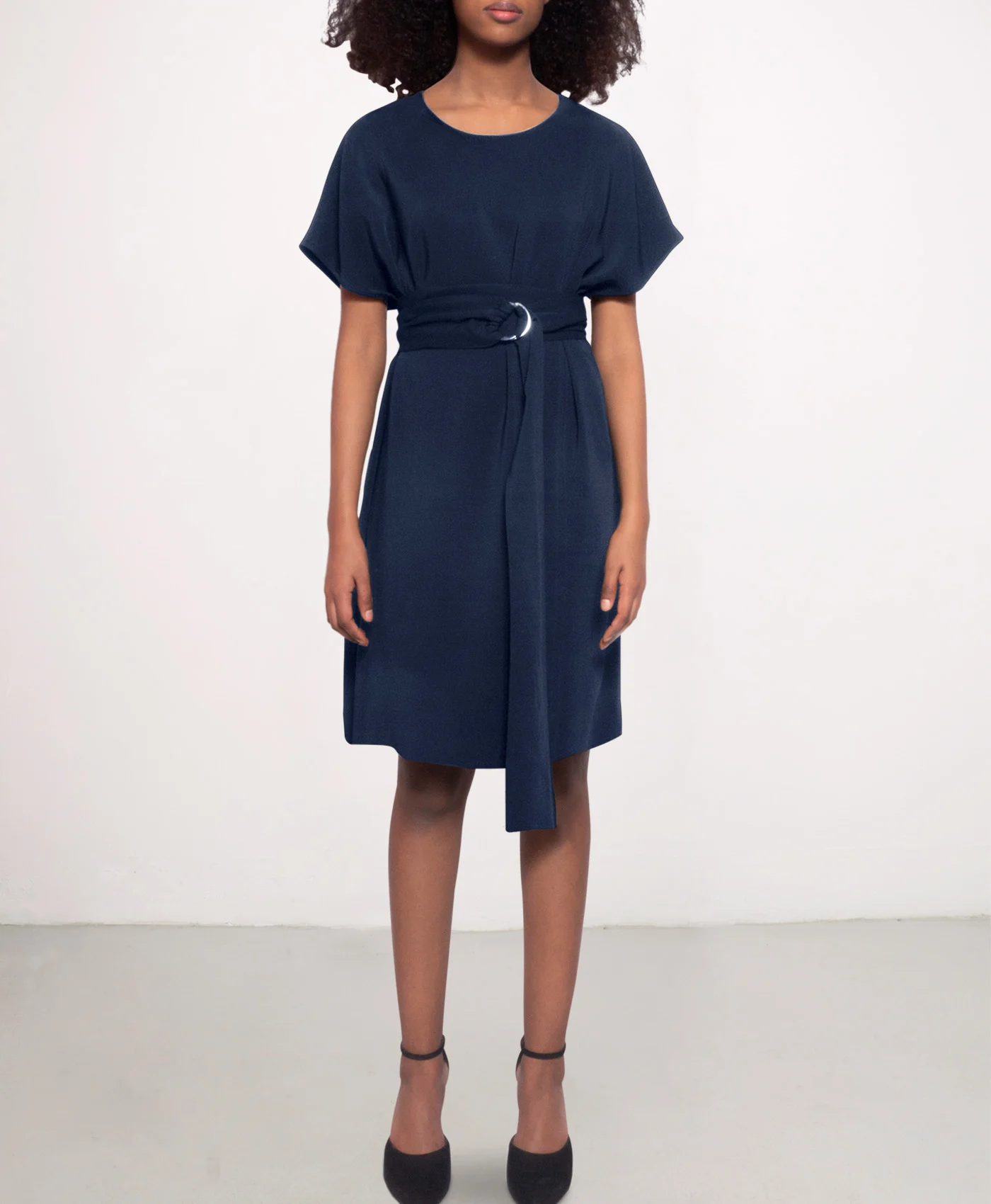 Sunday-silk-in-navy-short-with-short-sleeves-and-beöt