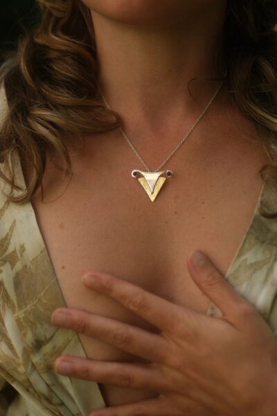 WithSegerqvist | HER BEING – womb halsband labradorit/granat
