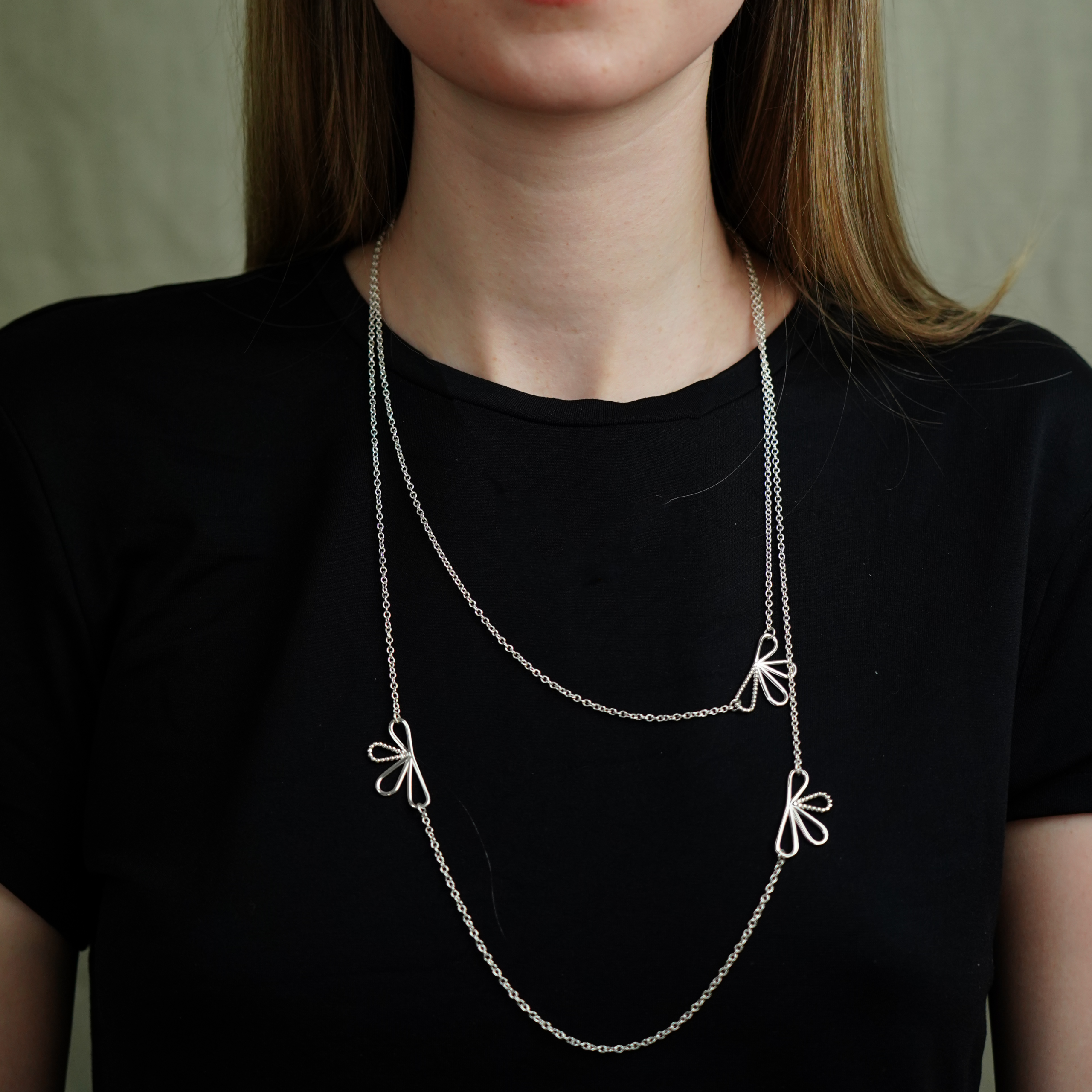 Bloom_dubbelt_halsband_silver_DSC07809_kopiera.png