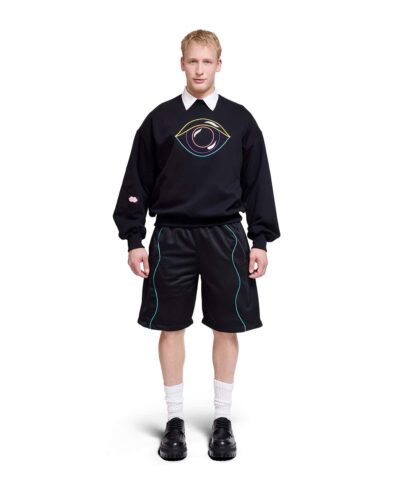 Svart hoodie med ett öga på bröstet. Ögat är i lila, gul och blå linjer.