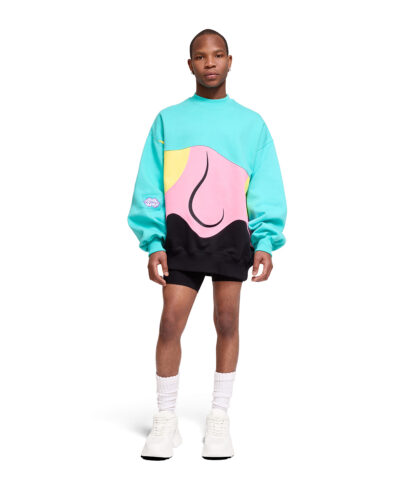 Sweatshirt i turkost, rosa, gult och svart. I mitten av tröjan är en näsa.