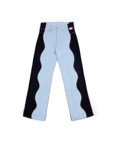 Ljusblåa jeans med svart vågigt mönster på yttersidorna av vardera ben.