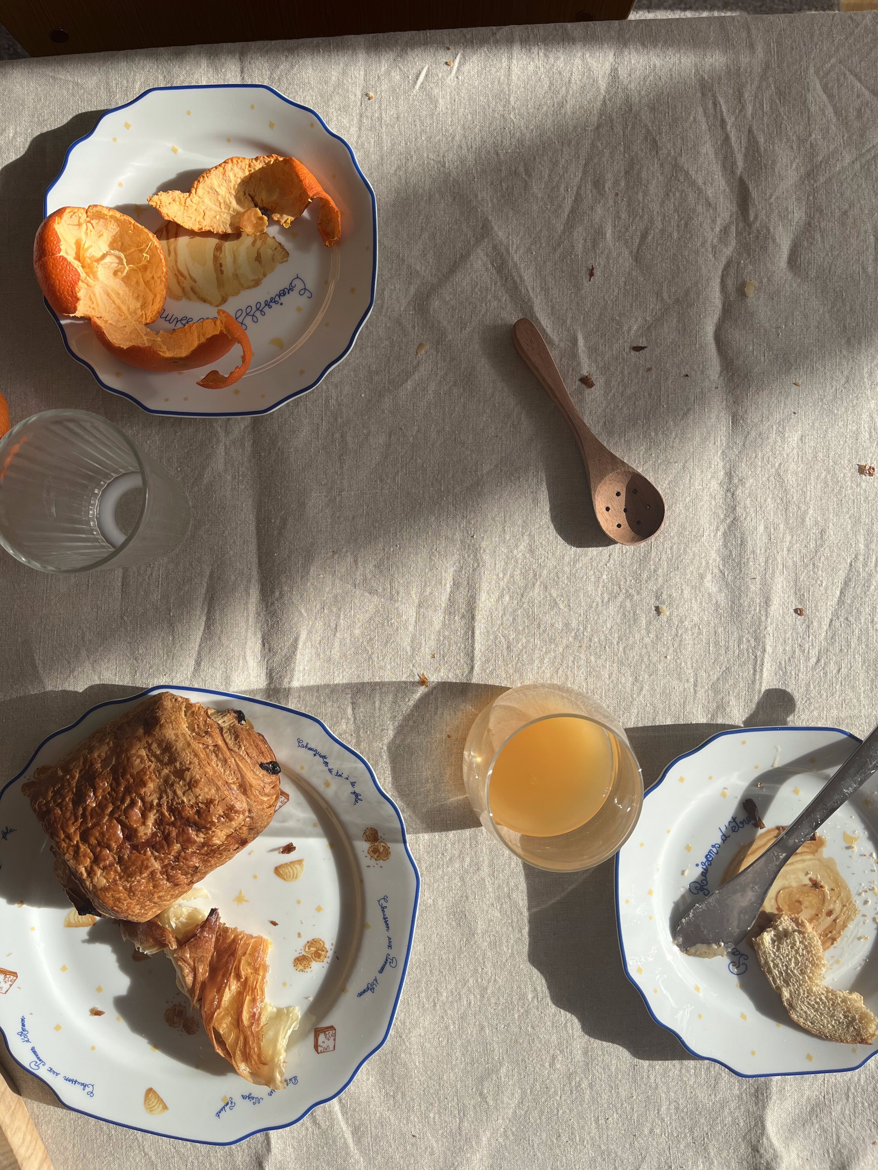 frukostzoom3-10 Loulou all-over-print breakfast plates