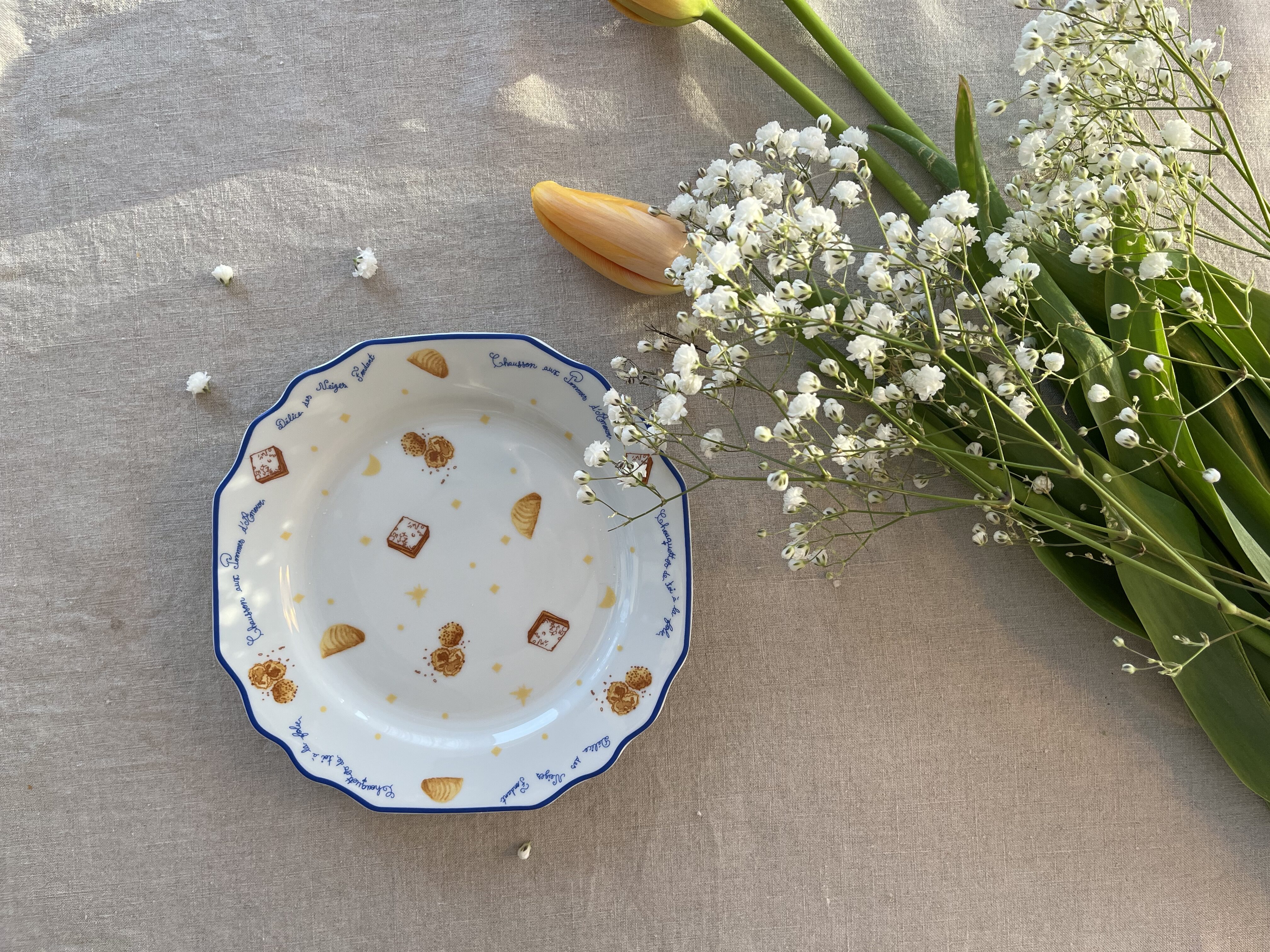AOP flower 1 Loulou all-over-print breakfast plates